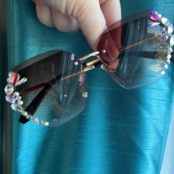 UV400 Rhinestone Deluxe Sunglasses - Picture 11 of 17